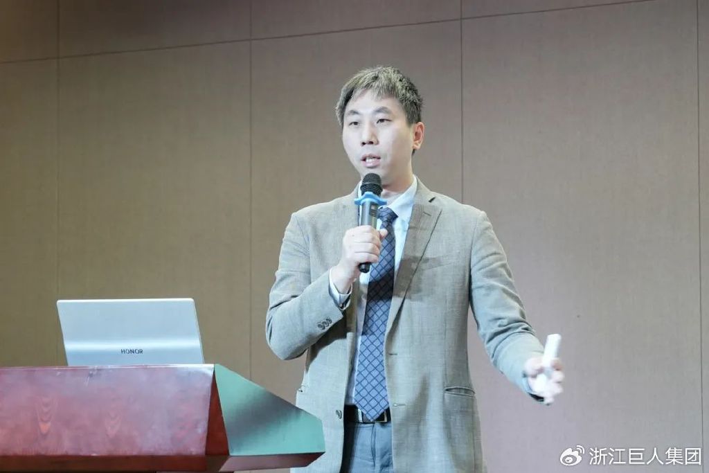 聚變 ? 與時(shí)偕行——巨人集團(tuán)2025’迎春大會(huì) 聚變 ? 與時(shí)偕行——巨人集團(tuán)2025’迎春大會(huì)