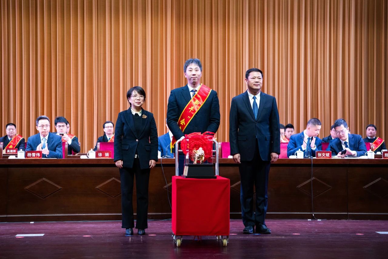 開門紅 | 巨人集團(tuán)獲區(qū)多項表彰 開門紅 | 巨人集團(tuán)獲區(qū)多項表彰